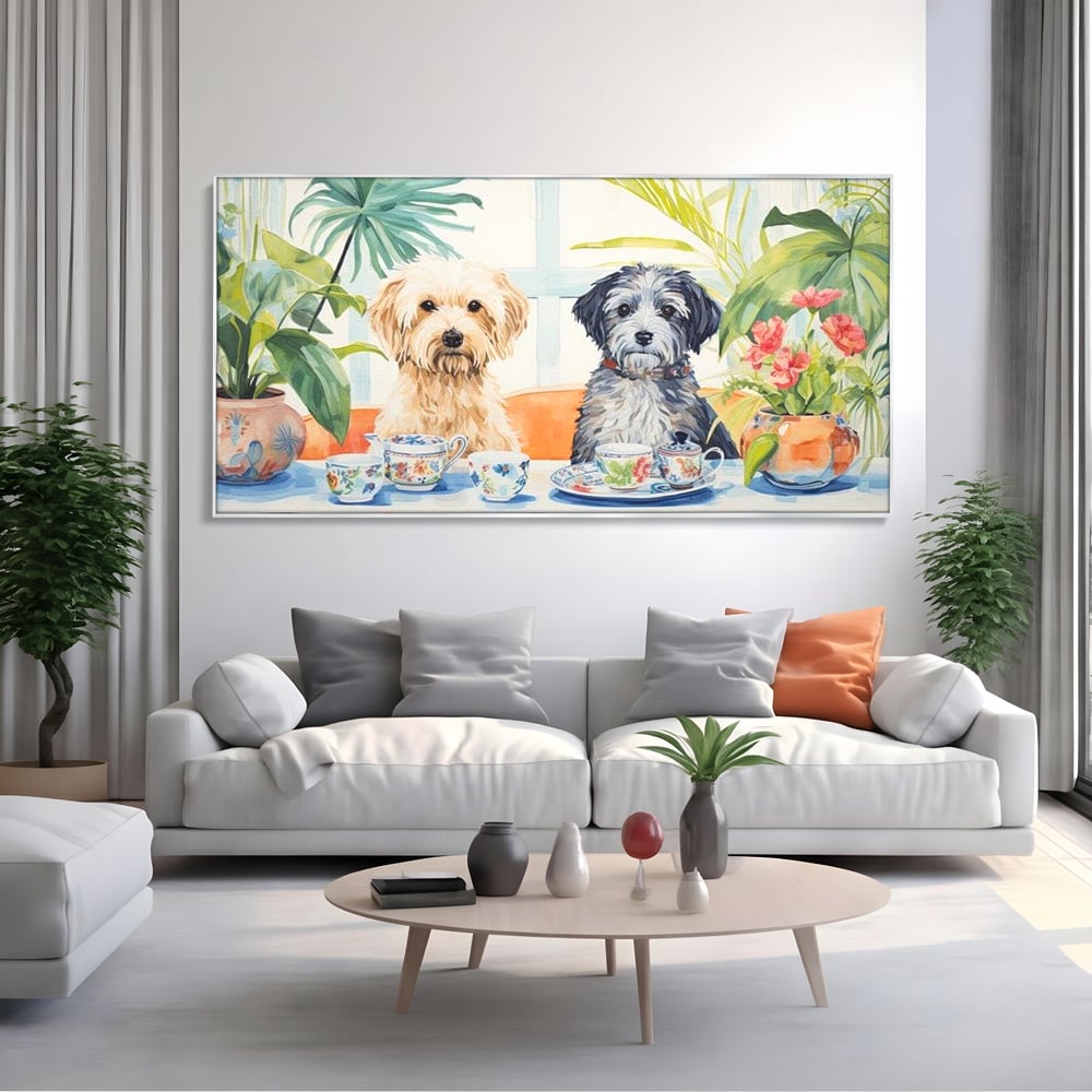 Tablou canvas cu pictura cu doi catei la ceai, in rama de aluminiu argintiu, pe perete intr-un living